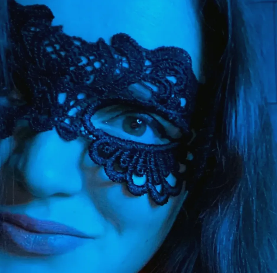 Zeynep, 29